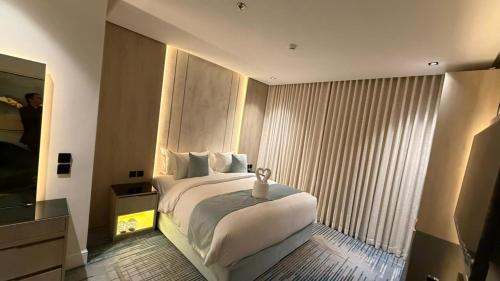 ein Schlafzimmer mit einem großen weißen Bett und einem Fenster in der Unterkunft Rose Garden Hotel فندق روز جاردن in Riad