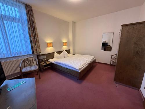 Postel nebo postele na pokoji v ubytování Hotel Merkur