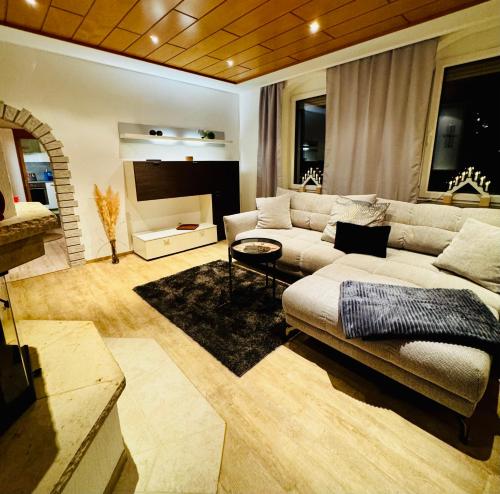 Гостиная зона в FeWo im Chalet Style mit Kamin