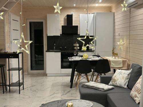 een woonkamer met een bank en een keuken met sterren bij Sunny Baltic in Jarosławiec