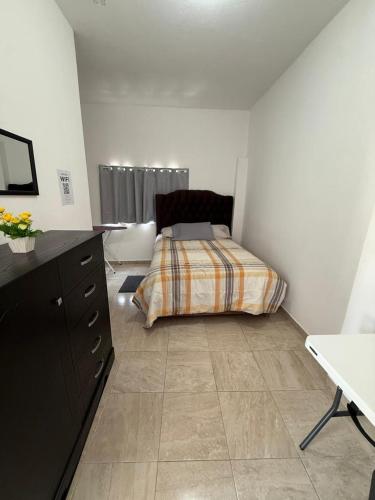 Ένα ή περισσότερα κρεβάτια σε δωμάτιο στο Las Flores en Quinta La Chata