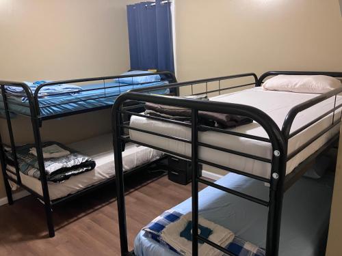 Postel nebo postele na pokoji v ubytování Revelation Home