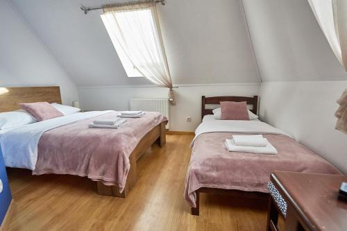 Un pat sau paturi într-o cameră la Pensjonat Hagi