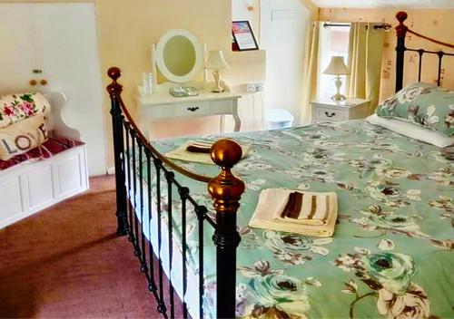 Una cama o camas en una habitación de The Ultimate Romantic Cottage with Lakeside views, Cosy snuggle up Log Burner for those Movie nights, Gigantic Super Comfy Bed & the Beach almost on your doorstep! You Won't want to leave! Oh! and it's Pet Friendly too!