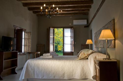 a bedroom with a large bed and a window at Verde Oliva Casa de Huéspedes in Maipú