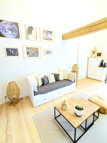 MarcyにあるLogement tout confort au calme dans un ancien Fenilのソファとコーヒーテーブルのあるリビングルーム