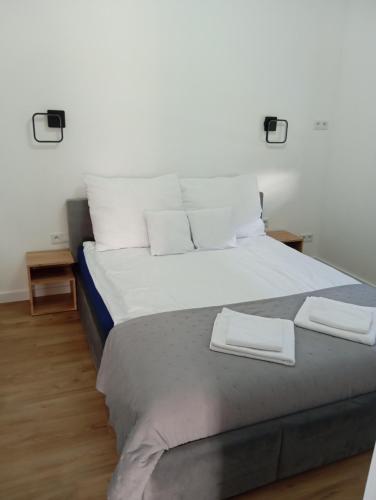 a bedroom with a large bed with white pillows at Dom na Rzecznej in Schodnia Stara