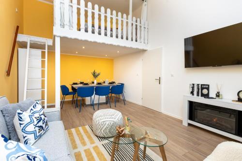 Family Apartment with elevated King-Size Loft Bed l Walk to City Centre