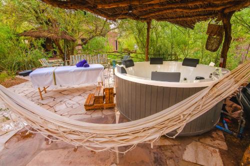 Ckoi Atacama Lodge في سان بيدرو دي أتاكاما: أرجوحة على فناء مع طاولة