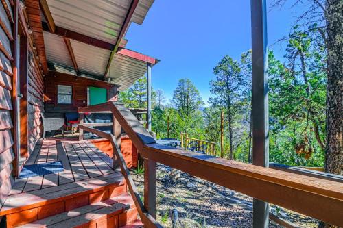 un portico di una baita di tronchi con una scala sopra di Mountain Top Cabin with a View - Bear Cabin a Ruidoso