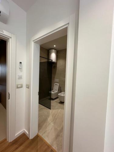 Ένα μπάνιο στο Hotel Celiku