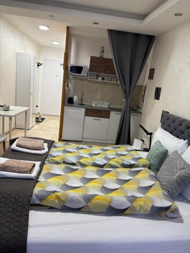 Una cocina o zona de cocina en Apartmani Balkan Square