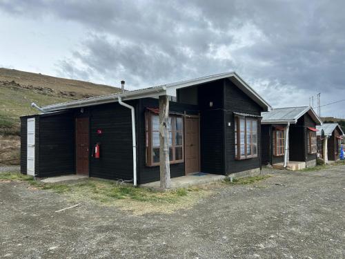 波韦尼尔Cabañas Hain的一间黑色的小房子,有很多窗户