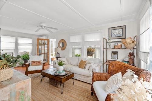 een woonkamer met een witte bank en stoelen bij Cape Cod Bungalow Walk to Beach Firepit in Hyannis