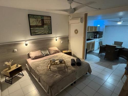 Postel nebo postele na pokoji v ubytování Ti Lagon, studio RDC, piscine, Res Les Boucaniers