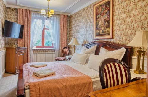 Ένα ή περισσότερα κρεβάτια σε δωμάτιο στο Dwór Hetman