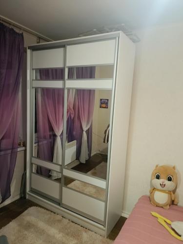 En eller flere senge i et værelse på 2 кімнатні апартаменти в центрі міста