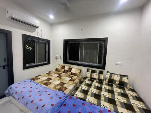 Postel nebo postele na pokoji v ubytování Jogi Homestay