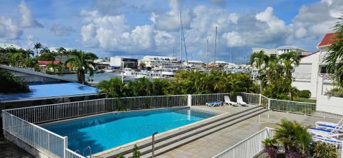 Bazén v ubytování Ti Lagon, studio RDC, piscine, Res Les Boucaniers nebo v jeho okolí