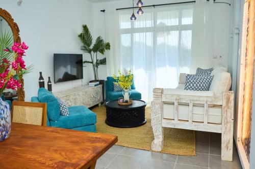 Een TV en/of entertainmentcenter bij Malindi Modern 2BR Apartment
