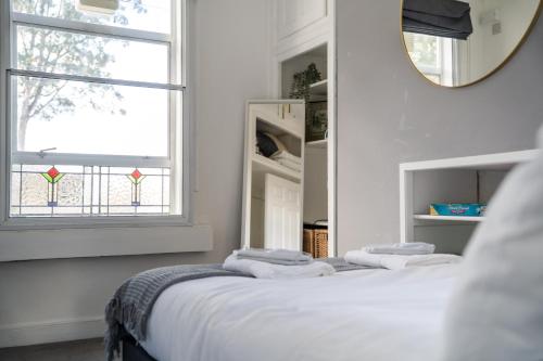 En eller flere senge i et værelse på The Wellsway Retreat