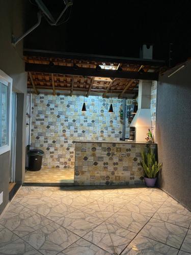 een kamer met een stenen muur en een aanrecht bij Casa piscina in Poços de Caldas