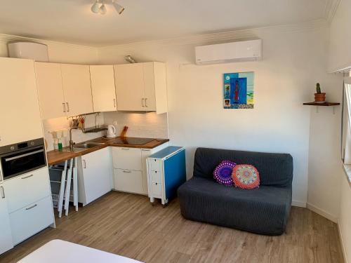 Η κουζίνα ή μικρή κουζίνα στο MIRazul Lovely very central condo 4 minutes walk to the beach