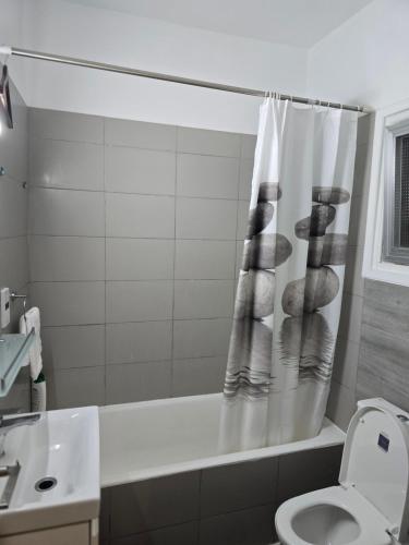 Ένα μπάνιο στο Margarita gardens block 6 studio apartment 623