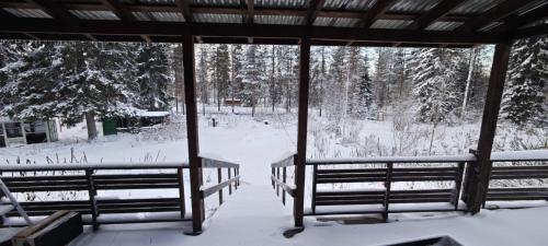 Dos bancos en un cenador cubierto de nieve en rakentajanpolku 1, en Rovaniemi