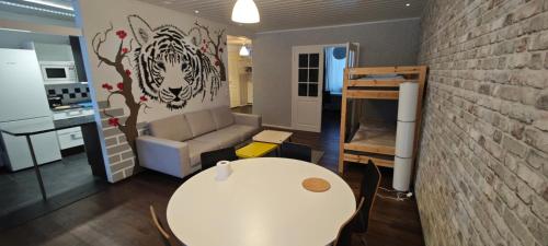 Una sala de estar con una mesa blanca y un sofá. en rakentajanpolku 1, en Rovaniemi