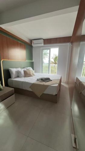 En eller flere senge i et værelse på Beira-Mar Sofisticado com Vista Mar e Piscina 02