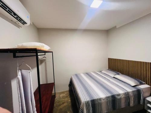 バイーア・フォルモーザにあるCasa Fundo de Quintalの部屋にベッドがある寝室