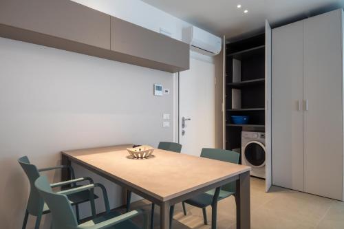een eetkamer met een tafel en stoelen bij A&G Elettra flat in Cavallino-Treporti