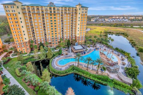 Vineland2BR Fireworks View with Pool & Spa 5 Minutes to Disney的享有酒店、游泳池和度假村的空中景致