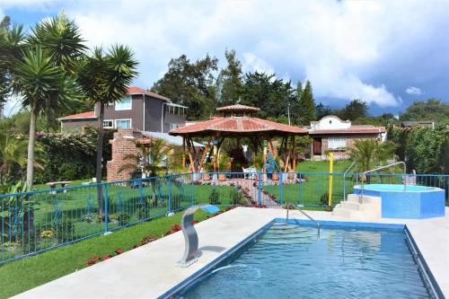 Πισίνα στο ή κοντά στο Casa Colibries Cotacachi EC