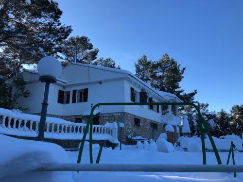 una casa ricoperta di neve di La Huerta de Chocolate Mínimo 2 años larga duración ad Albalate de Zorita