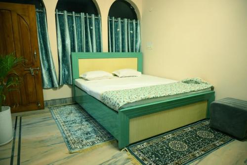 Una cama o camas en una habitación de Archana Home Stay - 10 min from Baidhyanath Temple