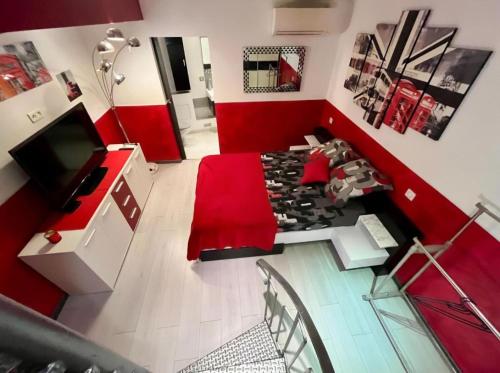 TV a/nebo společenská místnost v ubytování Le repaire d'Antibes atypique proche parc et mer