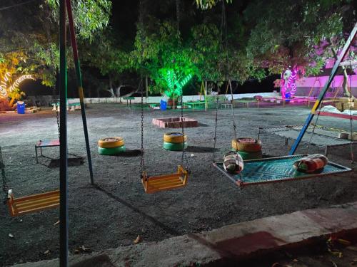 萨三吉尔the levels home的夜晚公园里的游乐场，有秋千。