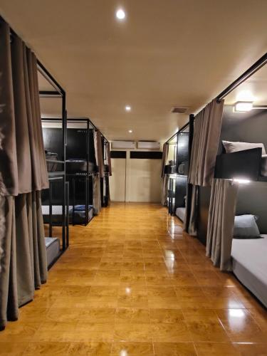 a long hallway with bunk beds and a wooden floor at JAM's HOSTEL in Ko Phangan