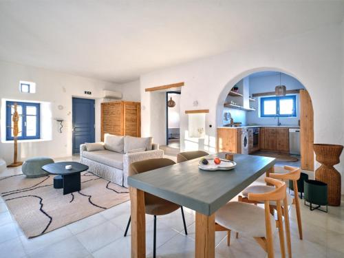 una sala de estar con una mesa y un sofá en Leticia Villa with pool with amazing sea views, Paros, en Márpissa
