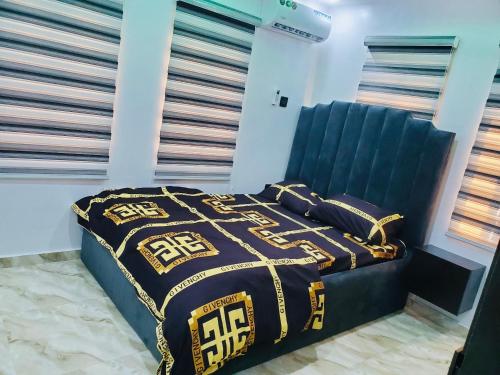 Giường trong phòng chung tại Onpoint luxury Apartment