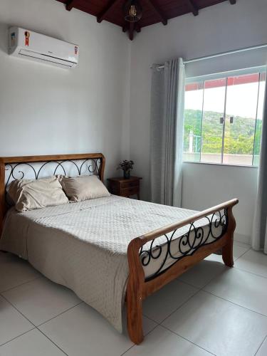 En eller flere senge i et værelse på Búzios apartamento paraíso lll