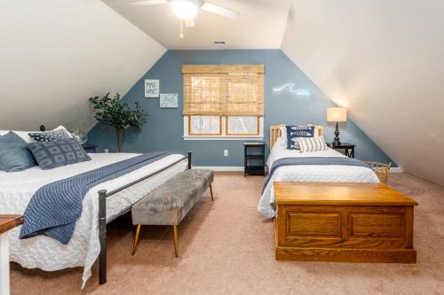 Un pat sau paturi într-o cameră la Orleans Holiday House