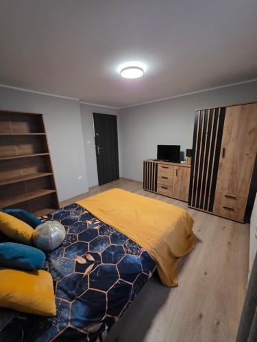 Giường trong phòng chung tại Domek całoroczny Jantar - 2 sypialnie, max 6 osób