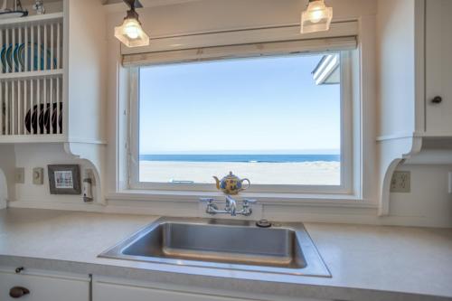 Η κουζίνα ή μικρή κουζίνα στο Whales Tail Cottage