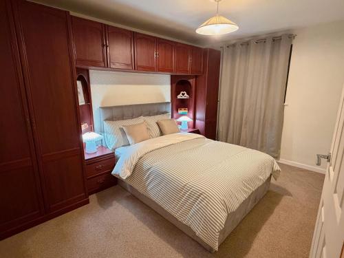 En eller flere senge i et værelse på Traditional meets Modern, steps to local shops