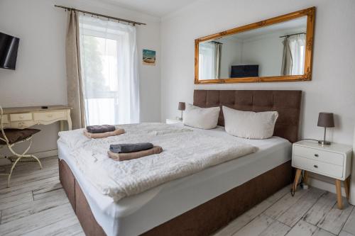 a bedroom with a large bed with two towels on it at Claras Gartenblick in Schwerin, Nähe Schloss, Hbf & Altstadt, ruhige zentrale Lage, kostenfreie Parkplätze in Schwerin