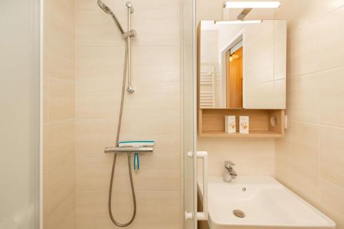 een badkamer met een douche en een wastafel bij Atlantic Selection - Domaine de Bordaberry - Avec piscine et vue océan in Urrugne