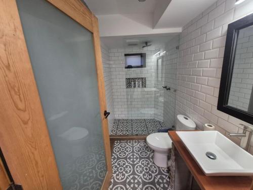 马塔莫罗斯Modern Industrial Artsy Apt Remodel Secure的带淋浴、马桶和水槽的浴室